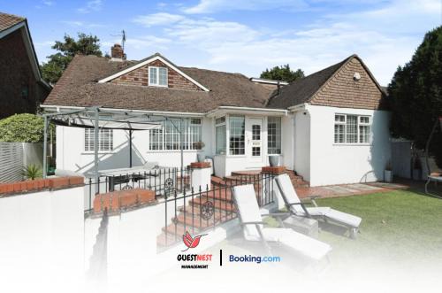 Brighton Seaside Retreat - 4 Bedrooms, Hot Tub & Free Parking By Guest Nest Management Short Term Rental