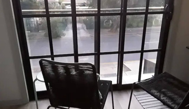 BRIGHTON UPSTAIRS APARTMENT, Beach 10 Minute walk,Convenient, Perfect Location