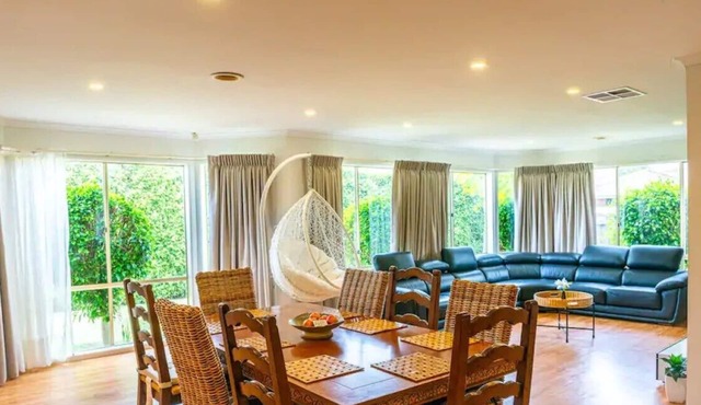 Brightside Spacious Family Home with Theatre Room Near Melbourne Airport