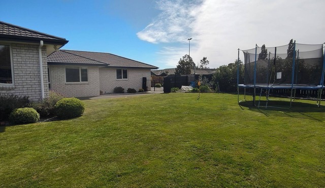 Brightwater Beauty - Spa, BBQ, Trampoline & Pet Friendly!