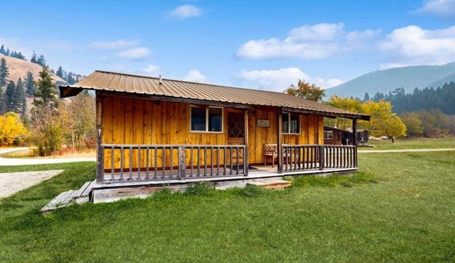 BroadAxe Lodge, Black Bear (cabin 2)