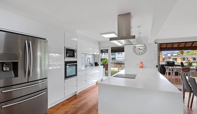 Broadbeach Casa Family Holiday - Close to everywhere with large pool