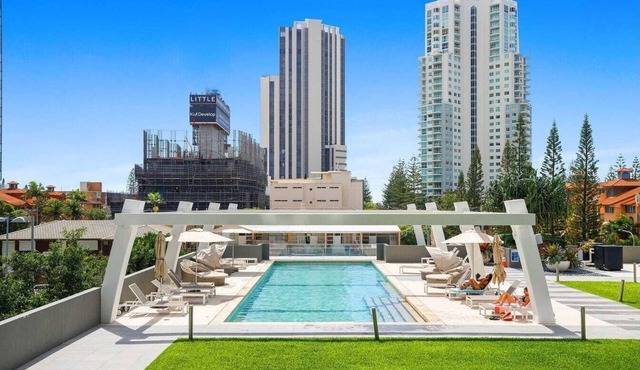 Broadbeach Stunner Modern and Central w/free parking