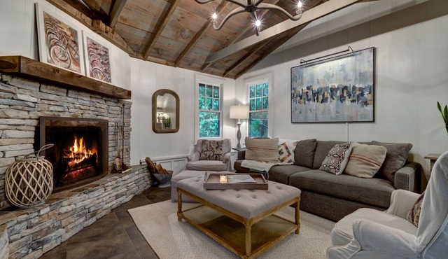 Broadleaf Cottage in Mirror Lake Area of Highlands