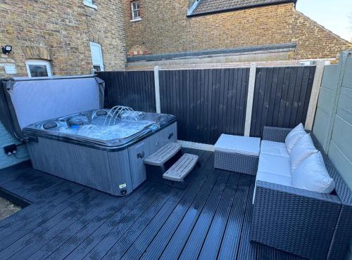 Broadway Beach Terrace with Private Hot Tub & free parking