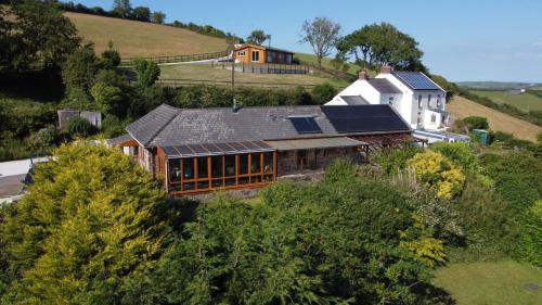 Brofallen - Spacious bunglaow with distant sea views and enclosed garden