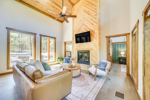 Broken Bow Cabin ~ 5 Mi to State Park w/Hot Tub!