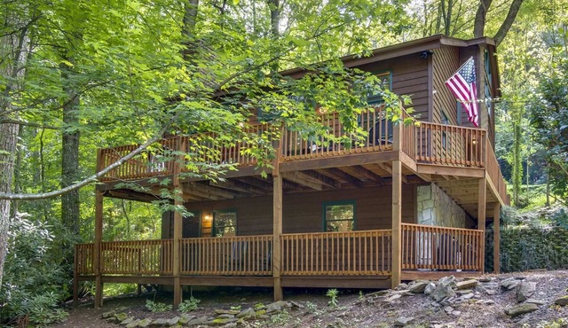 Brookhaven - Tranquil Maggie Valley Cabin with Deck & Fire Pit!