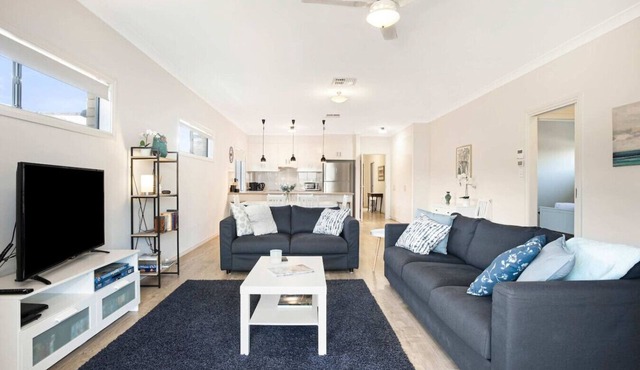 Brooking’s Perch - Riverside Stay near Cafés & Wharf