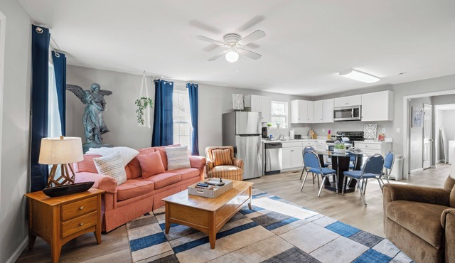 Brothers bond 3bed 2bath, short walk to the square