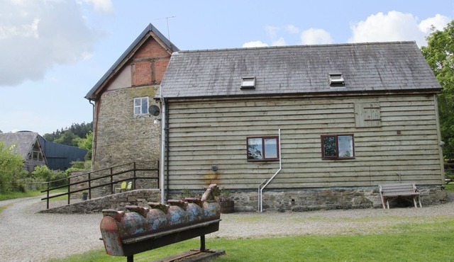 BROUGHTON STABLES, pet friendly, with a garden in Bishop's Castle