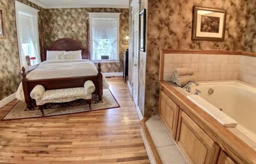 Brownstone Spring Suite - Double Spa Tub Parking