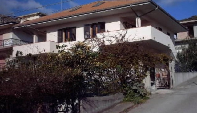 Bruzzano Zeffirio: apartments - 4 rooms - 6/9 personsCasa con giardino e vista mare