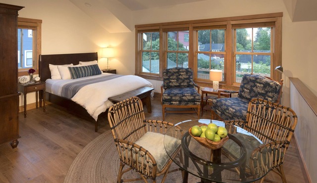 Bryant Cottage! Charming Cottage in Convenient Neighborhood. Near UW.