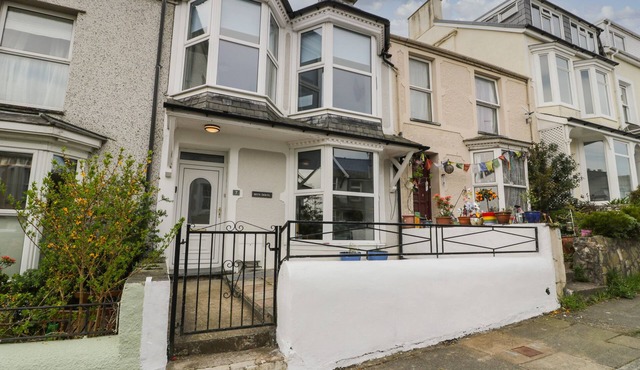 BRYN DERFEL, pet friendly, character holiday cottage in Porthmadog