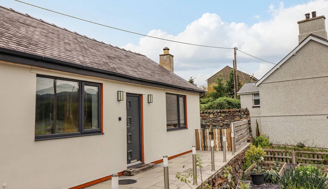 BRYN HYFRYD, pet friendly, character holiday cottage in Harlech