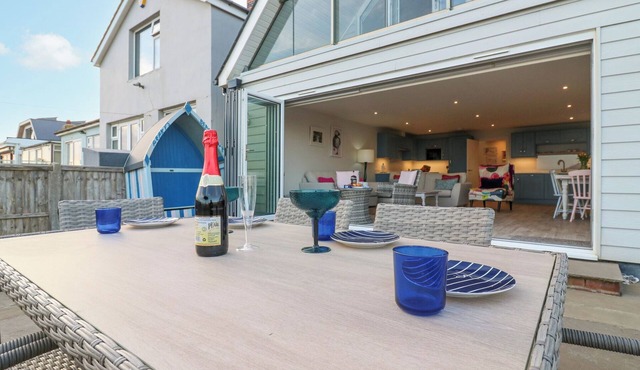 BUCKET AND SPADES- RIGHT ON THE BEACH, pet friendly in Pevensey Bay