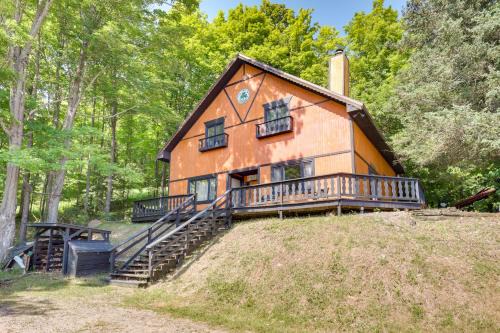'Buckhorn' - Slopeside Iron River Cabin w/Sauna