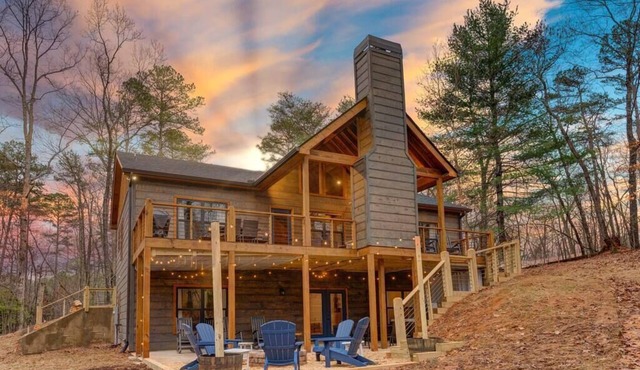 Bucks & Bourbon-Luxury– 3 King Beds Hot Tub Fire Pit Game & Movie Rooms