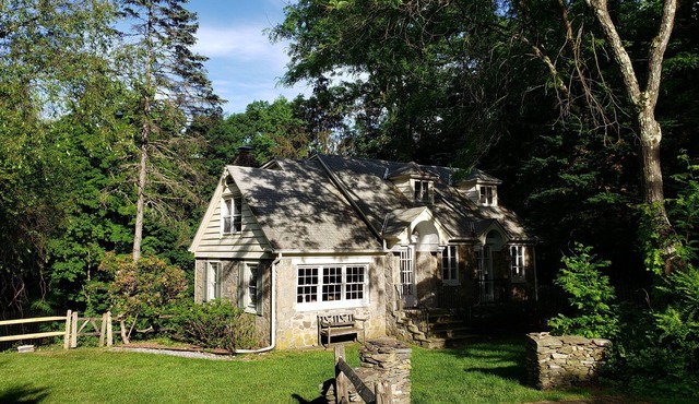 Bucolic 2 bedroom Stone Cottage on River Bank