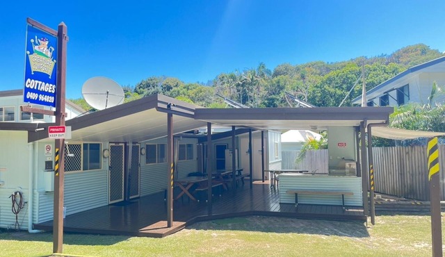 BUDGET ACCOMMODATION Creature Comforts: Marloo Unit - Better than camping!