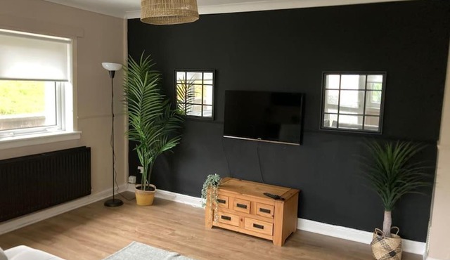 Budget friendly apartment with stairs Near Glasgow airport and Loch Lomond