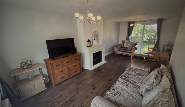 Budget Friendly, comfortable 3 BR HSE,Close to City Centre,Sleeps 5