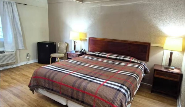 Budget-Friendly King Room Perfect for a Relaxing Getaway near Soldier Field