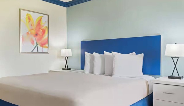 Budget-Friendly King Bed Room w/Pool + Free Breakfast Included