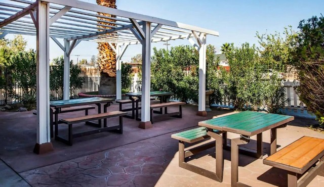 Budget Friendly King Bed Room 2.5 Miles Away From China Lake Naval Base