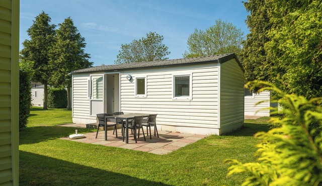 Budget-friendly mobile home for 4 people, simply furnished.