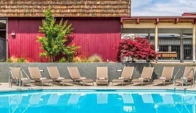 Budget-Friendly Stay in Washington! Outdoor Pool, Free Parking, Pets Allowed