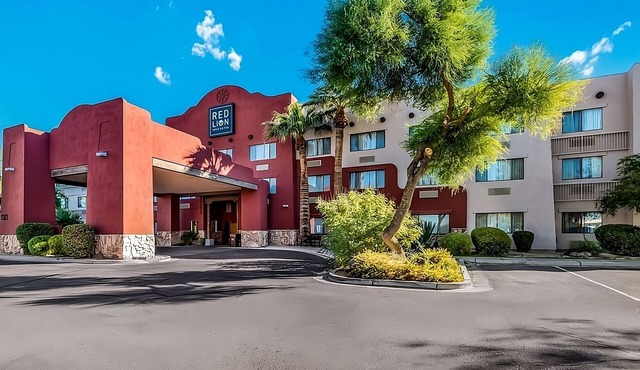 Budget-Friendly Units Near Attractions! Free Breakfast, Wifi, Parking, and Pool