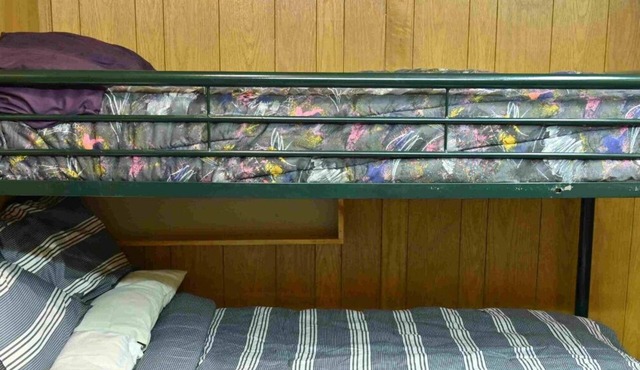 Budget-priced, Full Feature, Lakeside Accommodation for smaller groups - w Boats