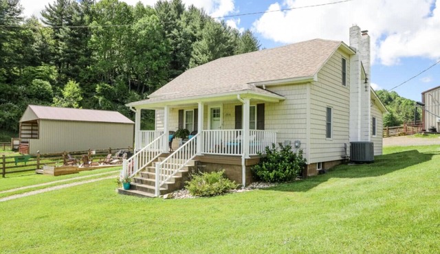 Buffalo Mountain Getaway Cottage - enjoy some time on the farm!