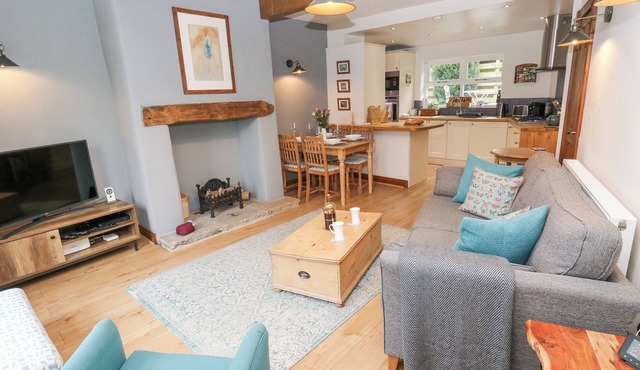 BUMBLE COTTAGE, pet friendly, with a garden in Netherthong