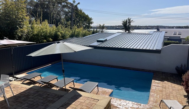 Bundeena Base Art House, Sea View with Solar Heated Pool EV Charger available