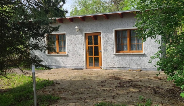 Bungalow with lake view & fenced garden - quiet & private