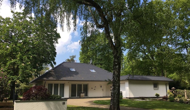 Bungalow for 4 people with large garden, terraces and barbecue