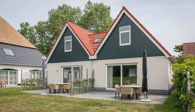 Bungalow on Texel with a spacious terrace