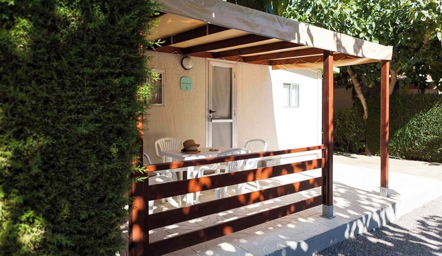 Bungalow Pool with 200m from the beach