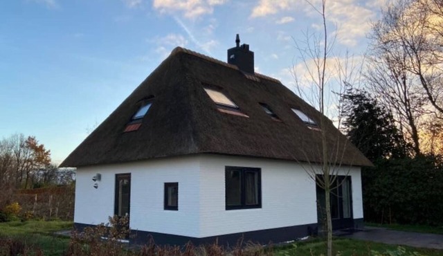 Bungalow with 2 bedrooms and enclosed garden