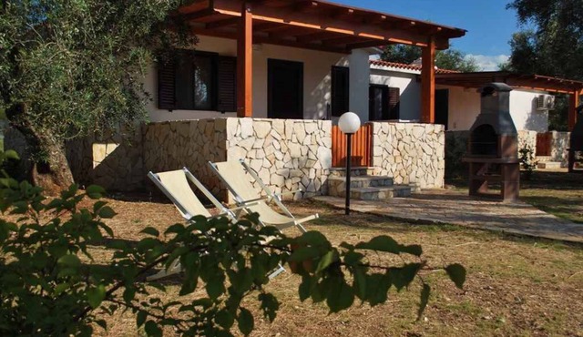 Bungalow with pool and barbecue