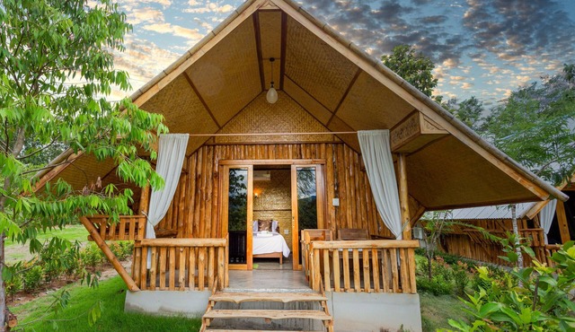 Bungalow with double bed and mountain view in a natural environment