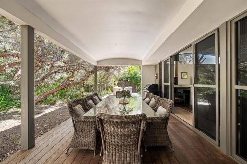 Bunker Bayhouse - Beachfront Retreat next to Resort