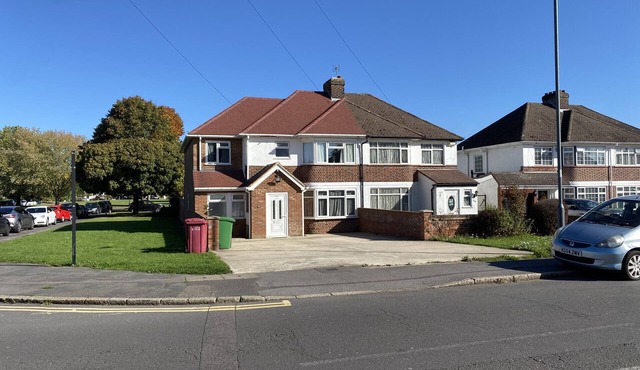 Burnham/Slough Spacious Six Bedroom House
