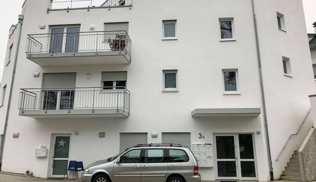 BÜS01 Modern apartment with balcony