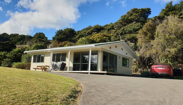 Bush backdrop, privacy and Bay views
