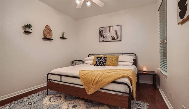 Business Friendly Central Austin 3/2 Townhome w/Pool!