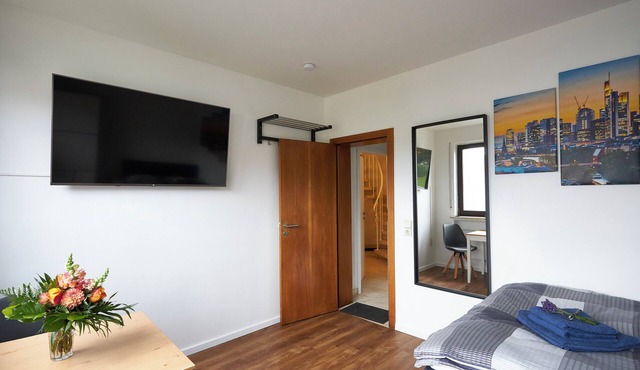 Business studio apartment in a modern boarding house - public transport connection - free bikes
